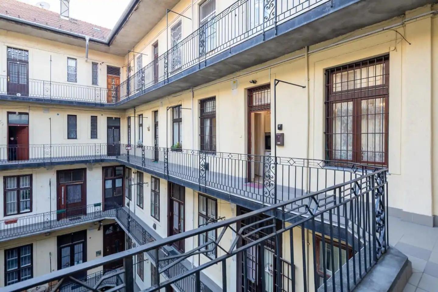 Vamhaz Boulevard Apartments Budapest Esterno foto